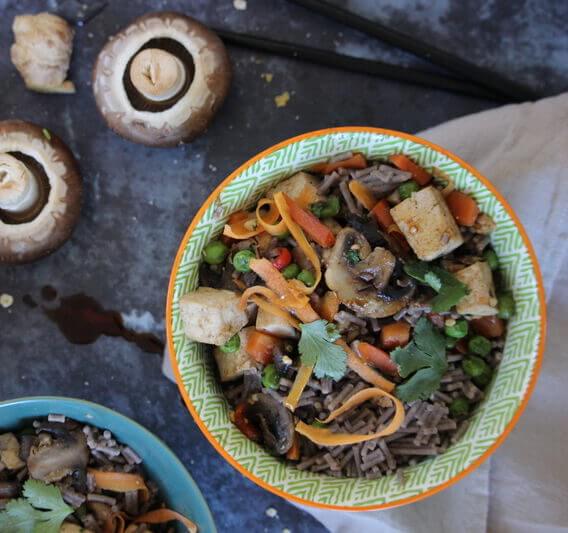Buckwheat noodles vegetable bowl with peanut butter dressing | Holle
