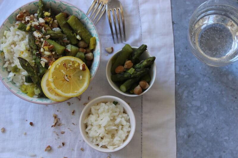 Asparagus chickpea bowl with hazelnuts | Holle